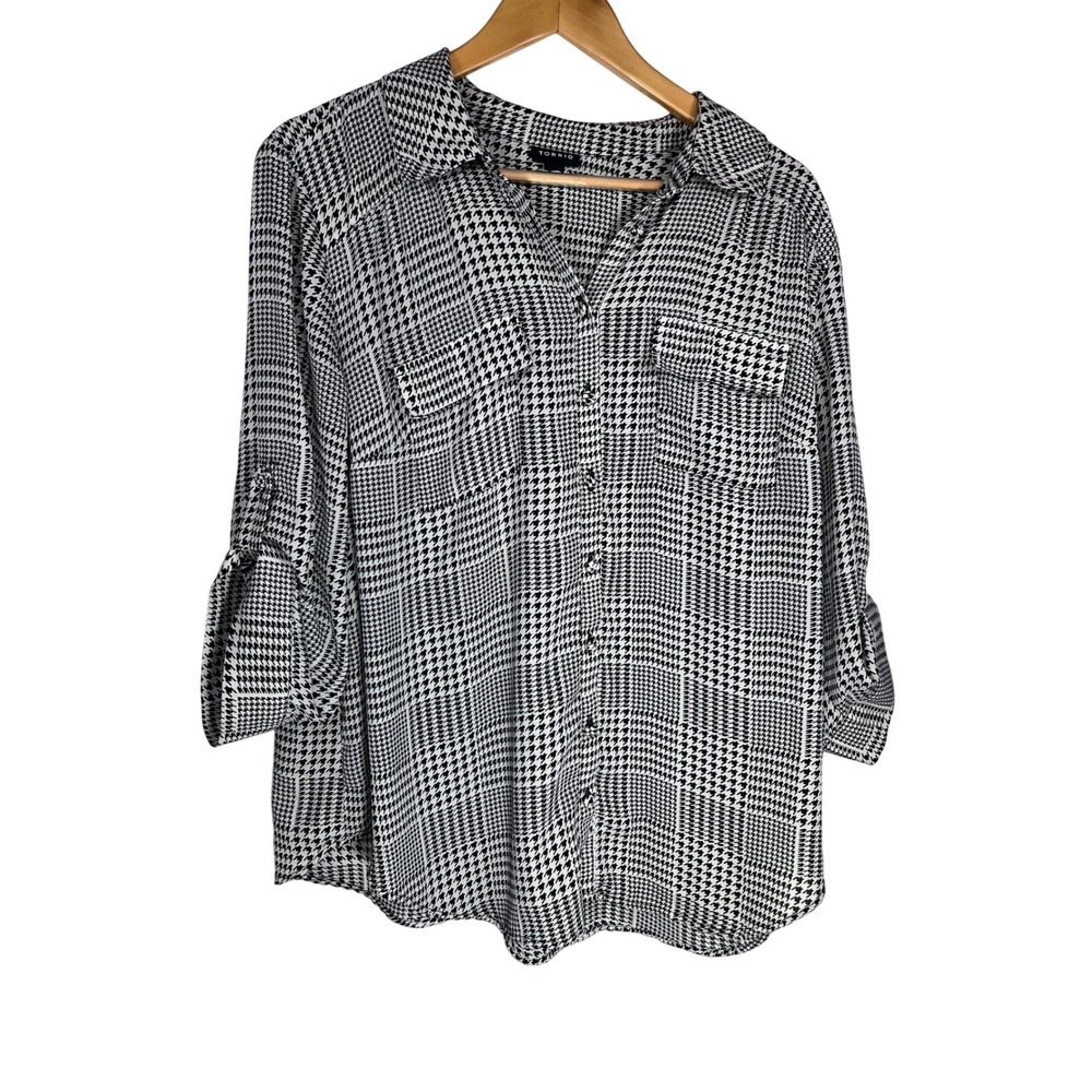 Torrid Button Down Blouse 1 US 1X 14/16 Black White‎ Houndstooth Roll Tab Sleeve